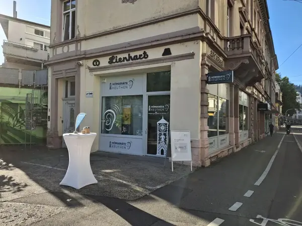 Schaufenster von Hörgeräte Keuthen, Hörakustiker-Filiale an Straßenecke
