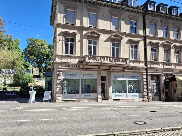 Fassade Altbau mit Schaufenstern von Hörgeräte Keuthen an der Straße