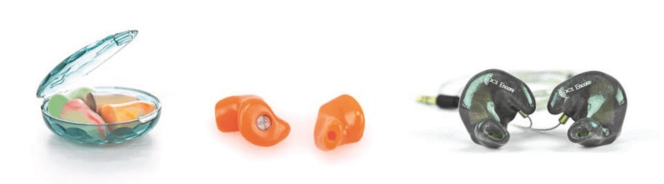 Verschiedene Obstsorten wie Melone, Pfirsich und Pflaume bunt und frisch angerichtet.